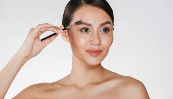 Brow lift ou extensions de cils : que choisir pour un regard parfait ?